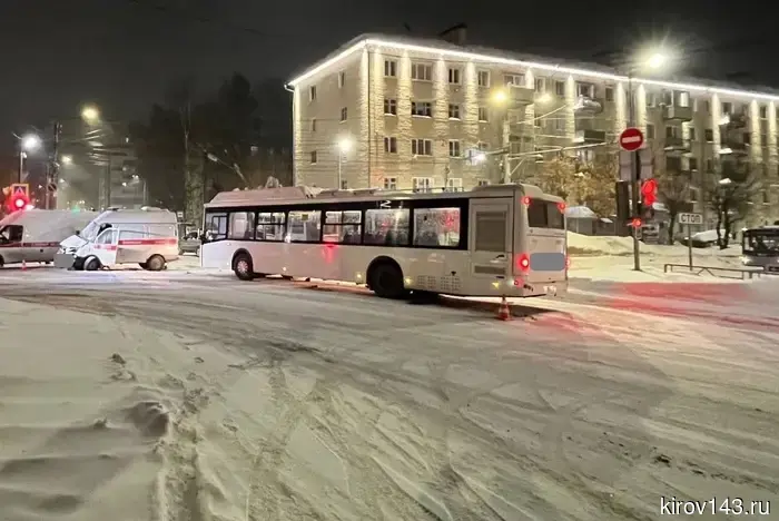 В Кирове от столкновения скорой медицинской помощи и автобуса пострадали 4 человека