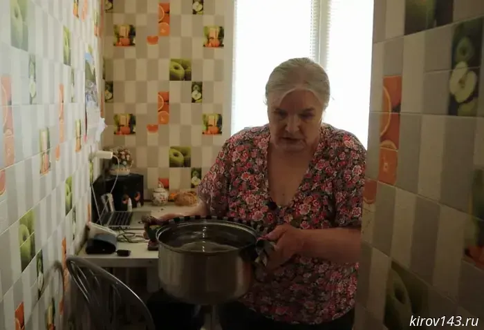 Residents of two houses in Kirov have been living without hot water for a month and a half due to an unowned pipe.