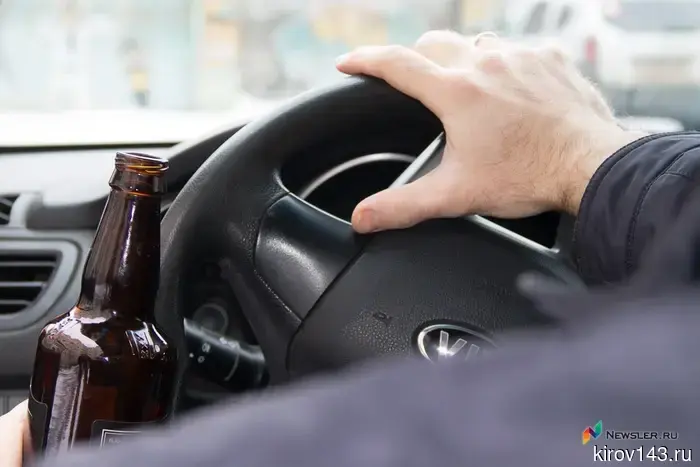 В Кирове шофёр застрял на затопленной трассе.