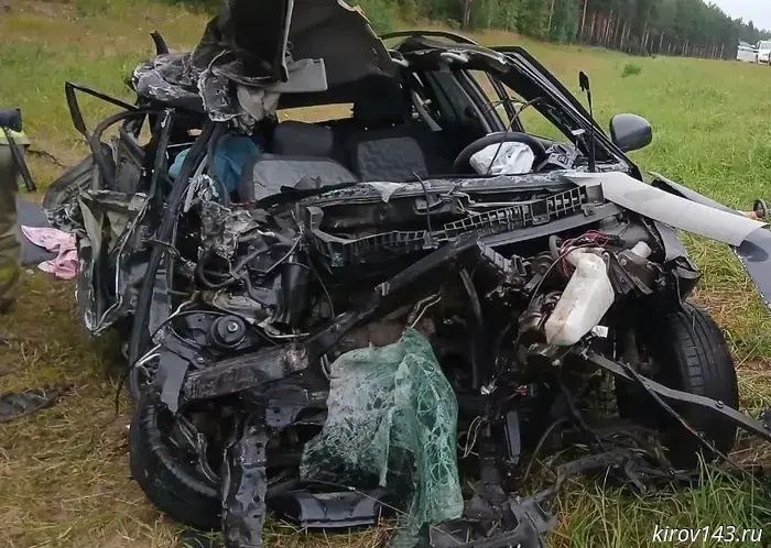 На шоссе грузовик измял легковой автомобиль в куски металла.