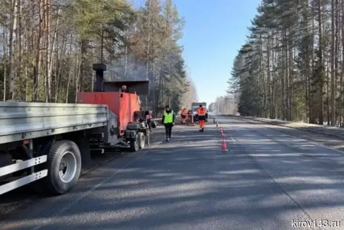 На автотрассе Кострома — Киров — Пермь специалисты из Кирова заполняют ямы с использованием рециклера.