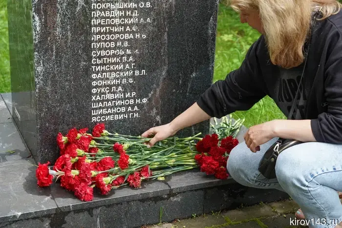Коллектив ВятГУ увековечил память героев Великой Отечественной войны в День памяти и скорби.