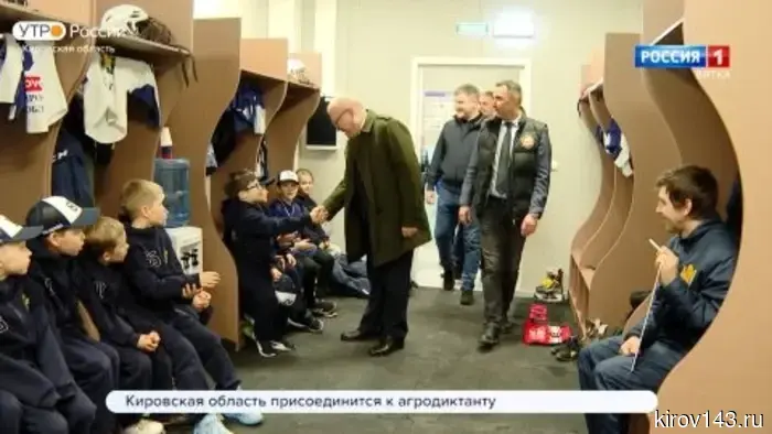 Губернатор Александр Соколов и депутат Андрей Березин ознакомились с новым крытым катком в Радужном.