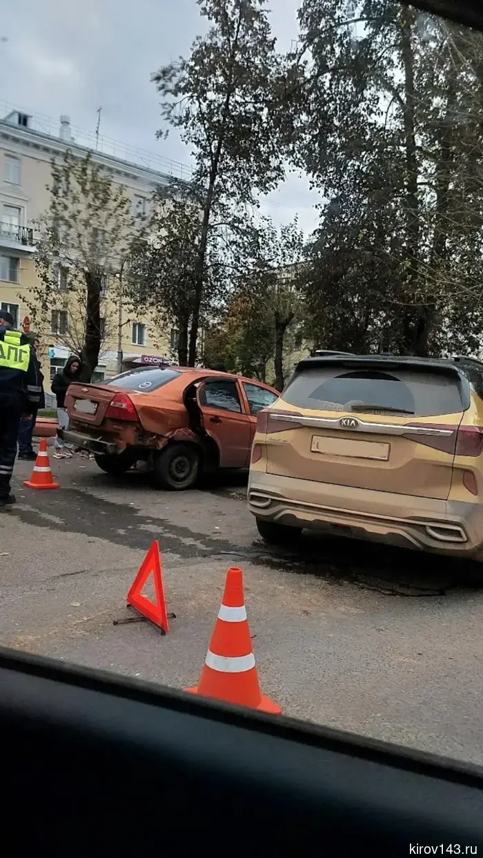 A traffic accident occurred at the intersection of Mopra and Oktyabrsky Avenue.