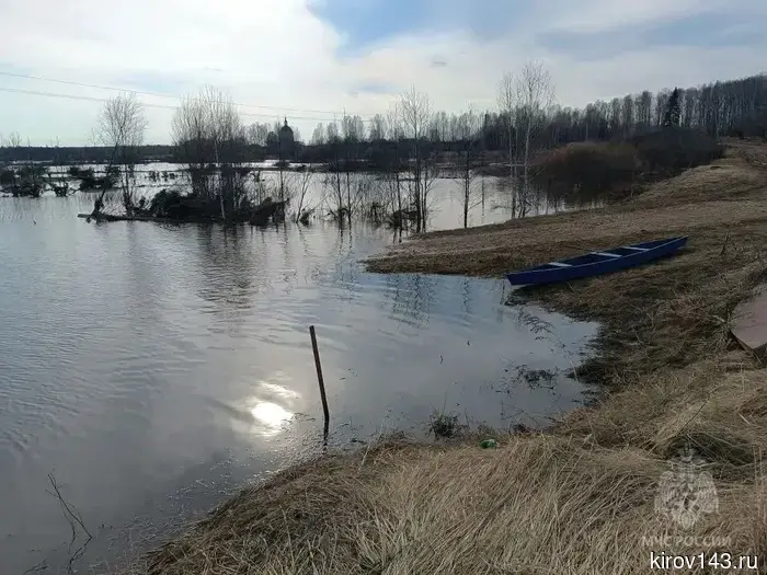 In the Kirov region, roads and a low-water bridge are flooded.