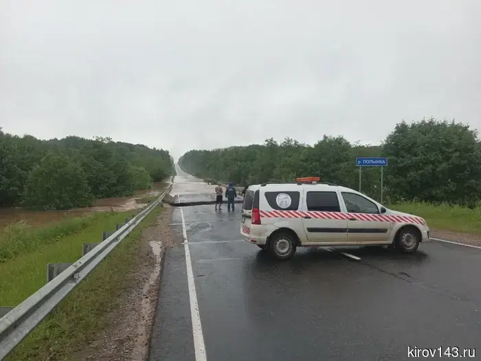 Трассу Киров — Фаленки восстанавливают после размыва.