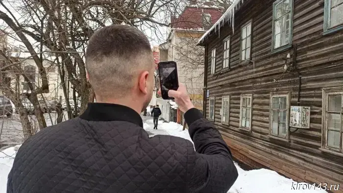 Чиновники в Кирове демонтируют крыши.