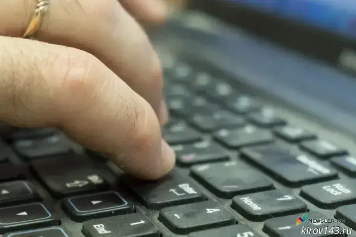 A young Chepchan lost money while playing computer games.