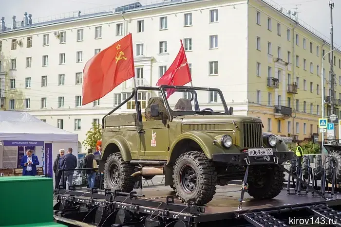 На Театральной площади в Кирове открылась большая промышленная выставка