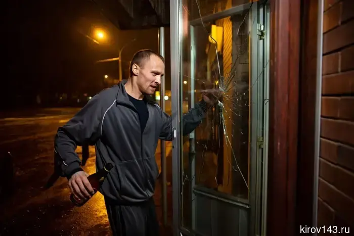 A drunken Kirov resident broke a window in an entertainment center with a bottle.