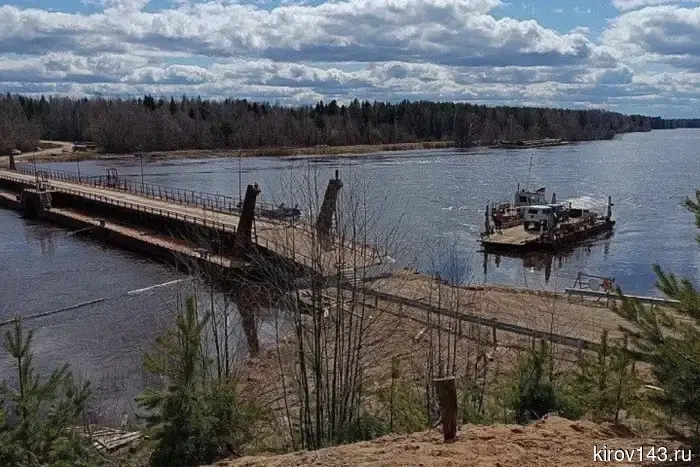 Наплавной мост через реку Луза был возвращен на свое место.