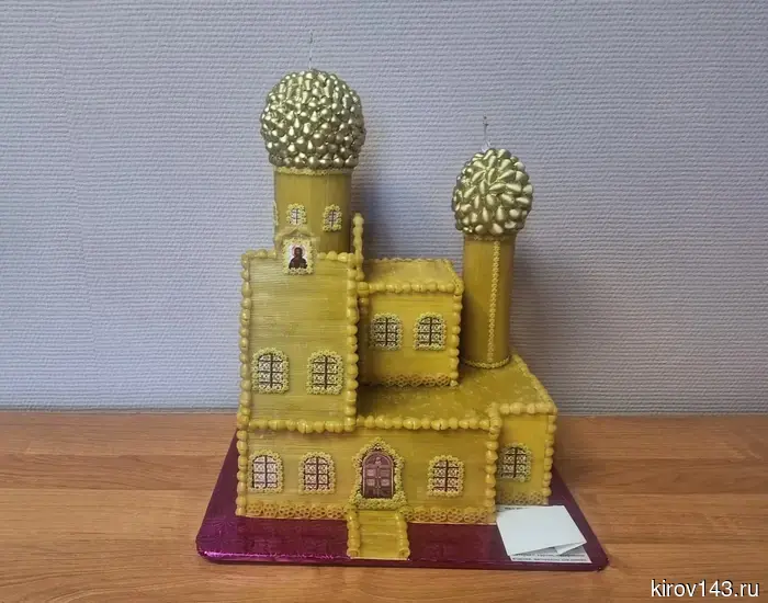 Kirov prisoners sculpted eggs from pasta, монтажной пены, and plaster.