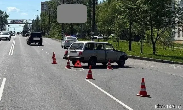 80-летний водитель и его пассажирка пострадали в аварии в Кирове