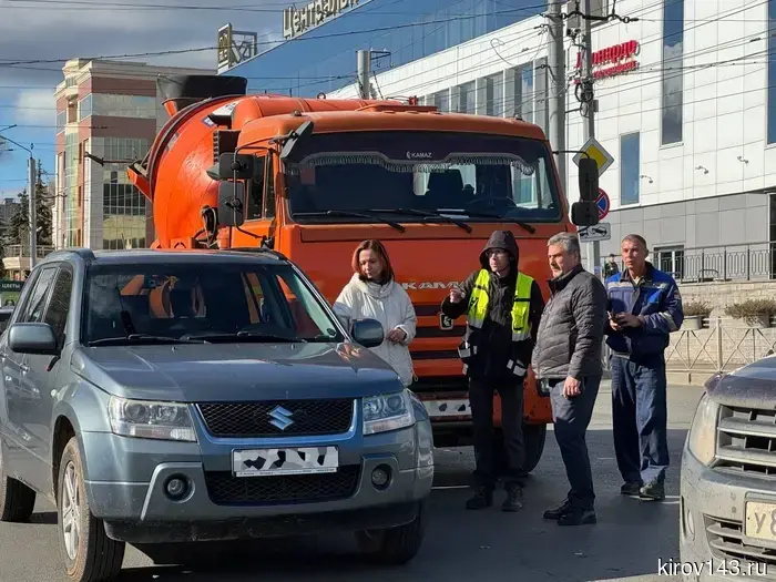 В Кирове произошла авария между бетономешалкой и легковым автомобилем.