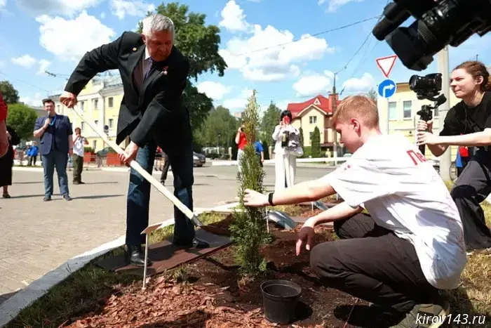 Космонавт Виктор Савиных высадил дерево в Кирове.