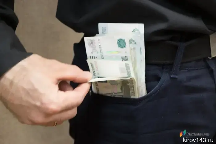 Покраска была только на бумаге: бывший директор и его подчиненный украли 580 тысяч рублей, выделенных на ремонт кировских многоквартирников.