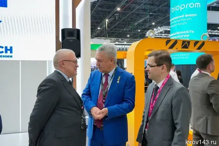 Рахим Азимов принимает участие в работе выставки «Иннопром. Центральная Азия»