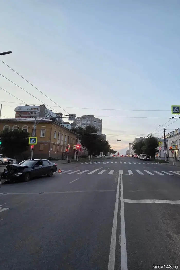 В центре Кирова легковой автомобиль столкнулся с двумя припаркованными машинами.