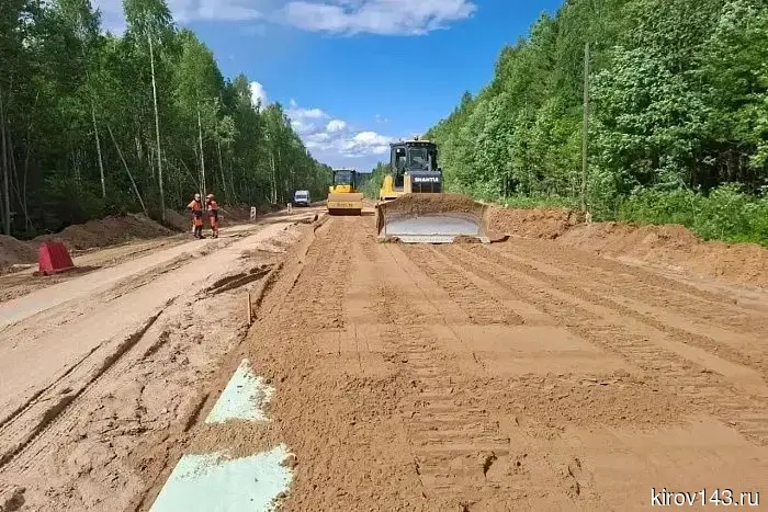 В районе на дороге Пинюг-Скрябино укладывают базовый слой асфальта.