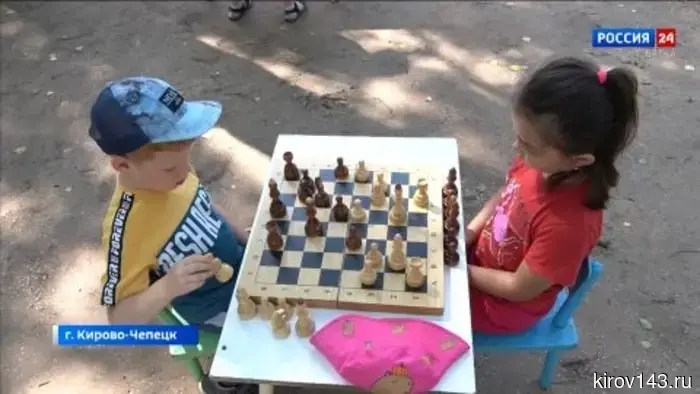 В Кирово-Чепецке молодые шахматисты учатся играть в шахматы прямо на зелёных травяных покрытиях.