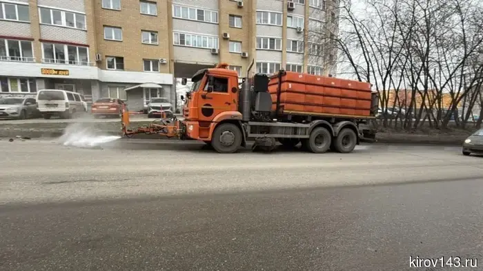 In Kirov, road barriers were cleaned.