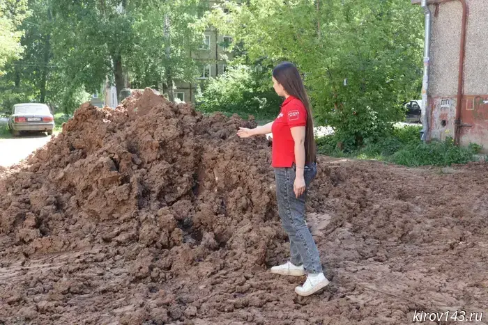 Residents of Kirov complained about the destroyed yard after communal works