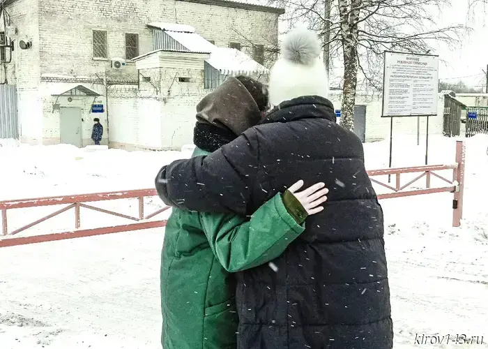 Осужденную из колонии в Котельниче выпустили на новогодние праздники домой.