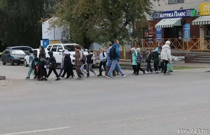 In Kirov, on Svobody Street, schoolchildren and preschoolers are risking their lives.