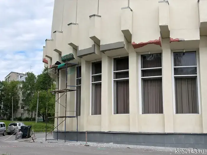 В парке имени Кирова наконец начали работы по восстановлению фасада Диорамы.