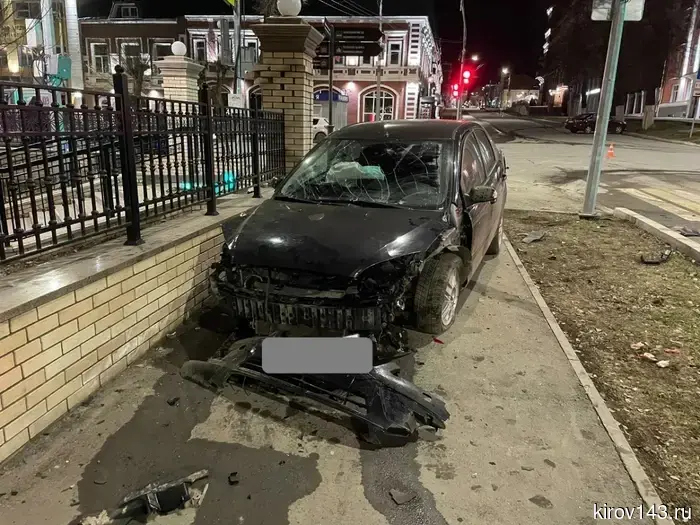 In Kirov, a "Ford" collided with a "Grant" and crashed into a traffic light and a barrier.