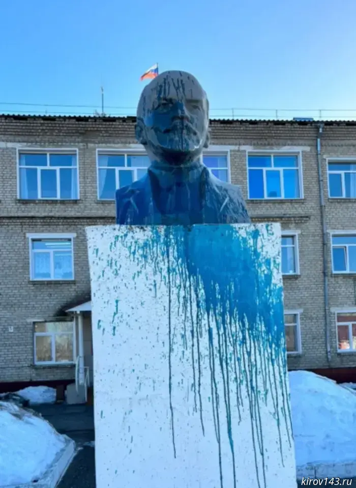 In Yurye, a drunken vandal doused Lenin with green paint