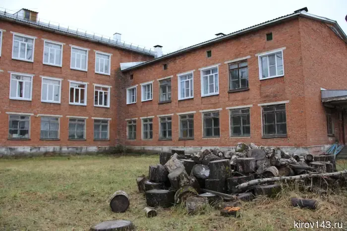 «Ржавые трубы над головами»: жители Речного — о школе, в которой они боятся учиться.