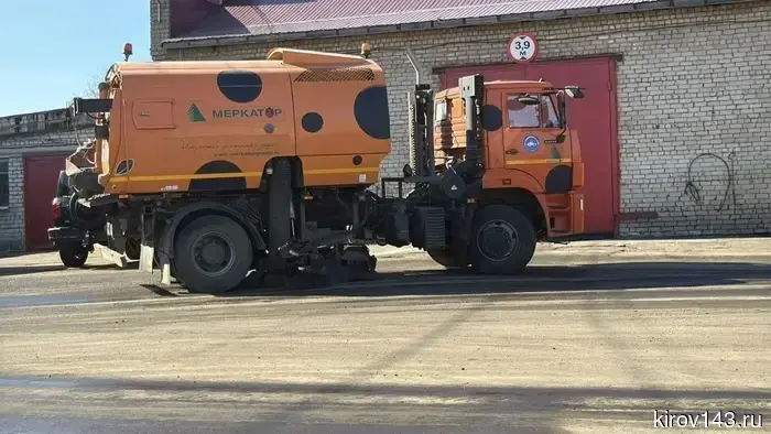 В Кирове осуществляется подготовка спецтехники к летнему сезону.