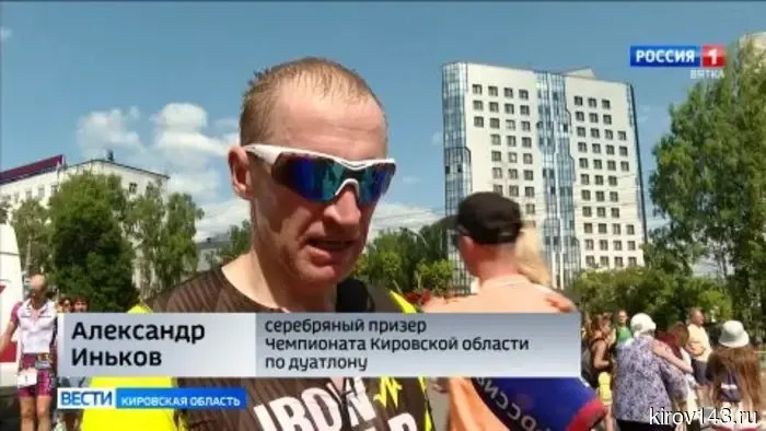 На Октябрьском проспекте прошла мультиспортивная гонка, открывшая летний сезон у триатлетов.