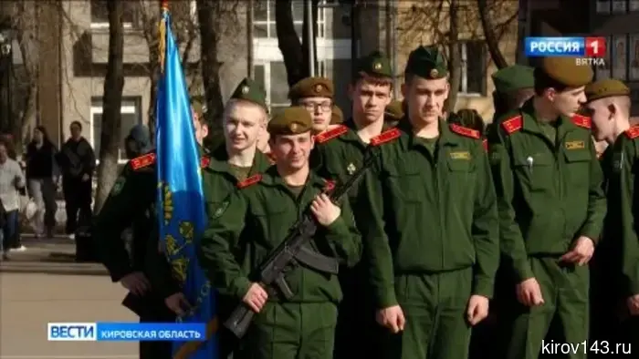 На Театральной площади начались репетиции парада Победы