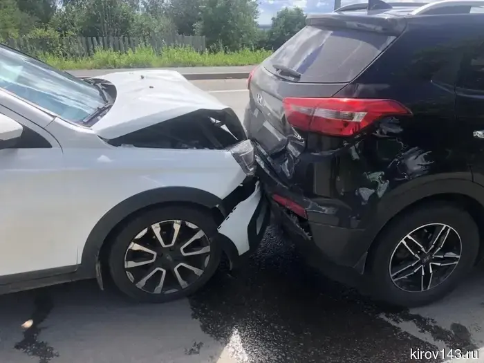 В Котельничском районе произошла авария между легковыми автомобилями: есть раненые.