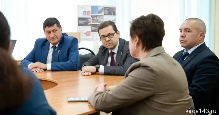 В Зуевке Бориса Веснина поблагодарили за поддержку механико-технологического техникума.