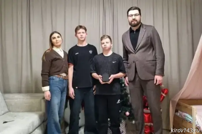 Чиновники правительства Кировской области приступили к выполнению новогодних желаний детей.