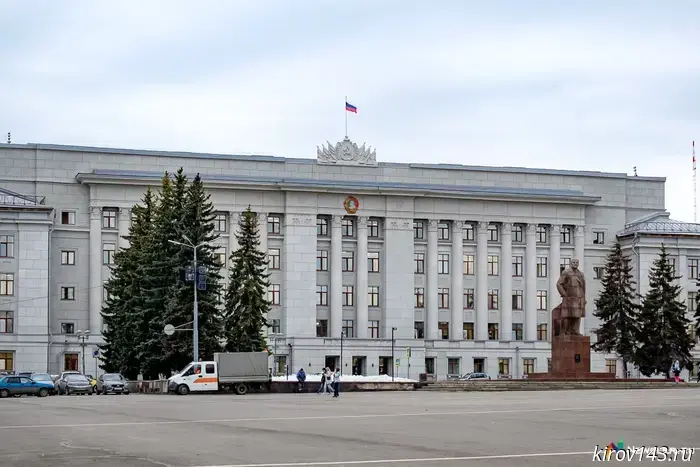 Пластиковые полицейские защищают кировчан от мошенников.