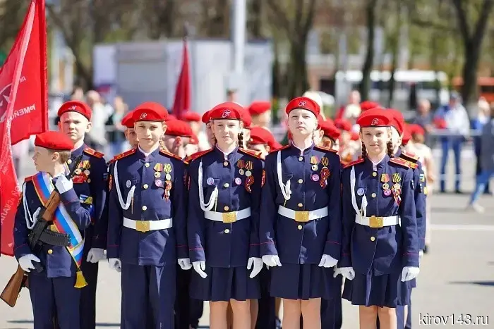 В преддверии Дня Победы в Кирове прошел юнармейский парад