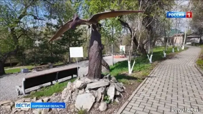 В Котельниче к началу туристического сезона приводят в надлежащий вид скульптуры древних ящеров.