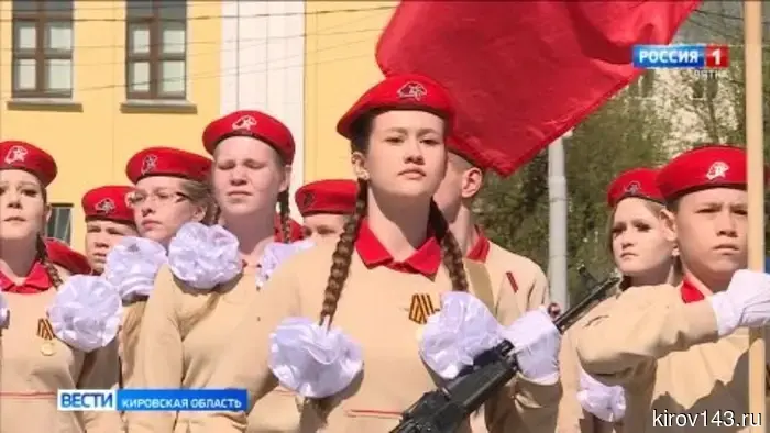 Губернатор Соколов вместе с депутатами Борисом Весниным и Андреем Березиным поздравили участников юнармейского парада.