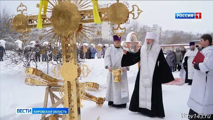 На Всехсвятской церкви в Кирово-Чепецке осветили и установили новые кресты на куполах.
