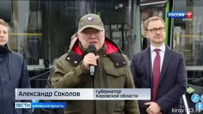 Александр Соколов вместе с депутатами Борисом Весниным и Андреем Березиным передали ключи от 15 новых автобусов жителям Кирова.