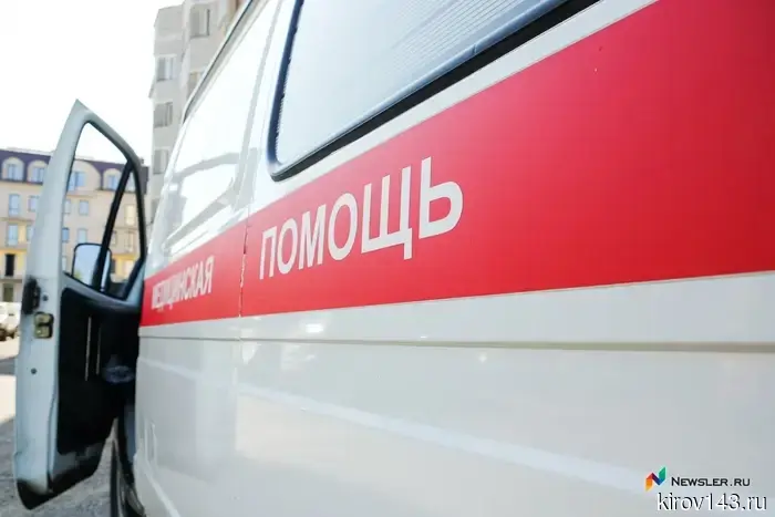 В Кирове на улице Щорса на женщину упал кусок штукатурки.