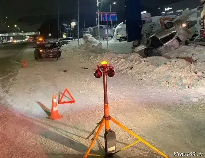 После удара влетел в автомобиль и перевернулся в кювете: авария на Южном обходе.