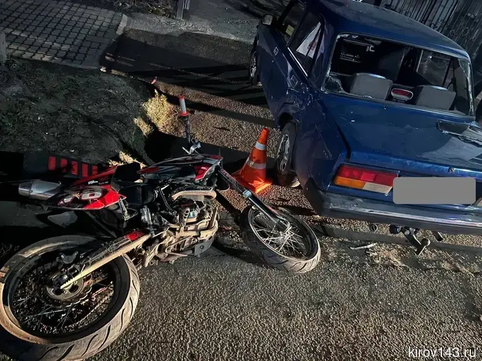 В Слободском 16-летний мотоциклист-бесправник въехал в ВАЗ-21074