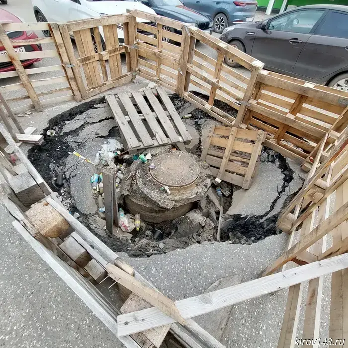 В центре Кирова появилась большая яма.