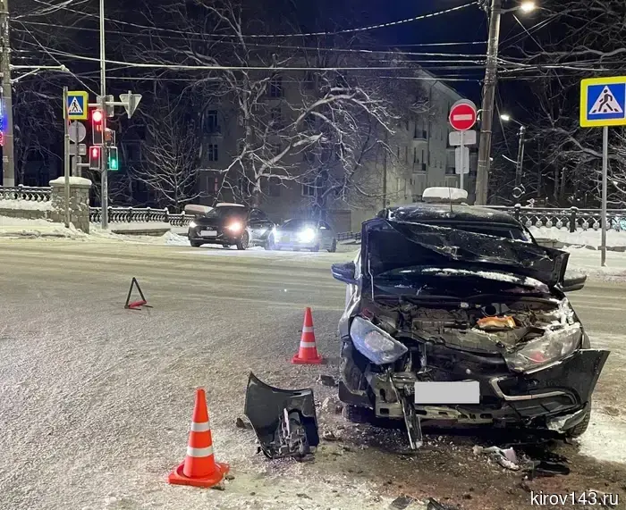 В Кирове произошло столкновение между автомобилями «Тойота» и «Лада Гранта» из-за разногласий на дороге.