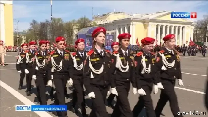 Губернатор Соколов вместе с депутатами Борисом Весниным и Андреем Березиным поздравили участников юнармейского парада.